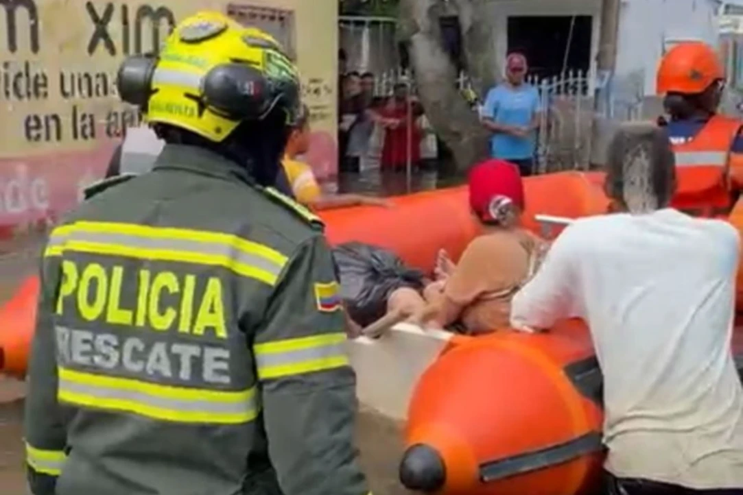 Policia rescata a familias y animales afectadas por inundaciones en Montería