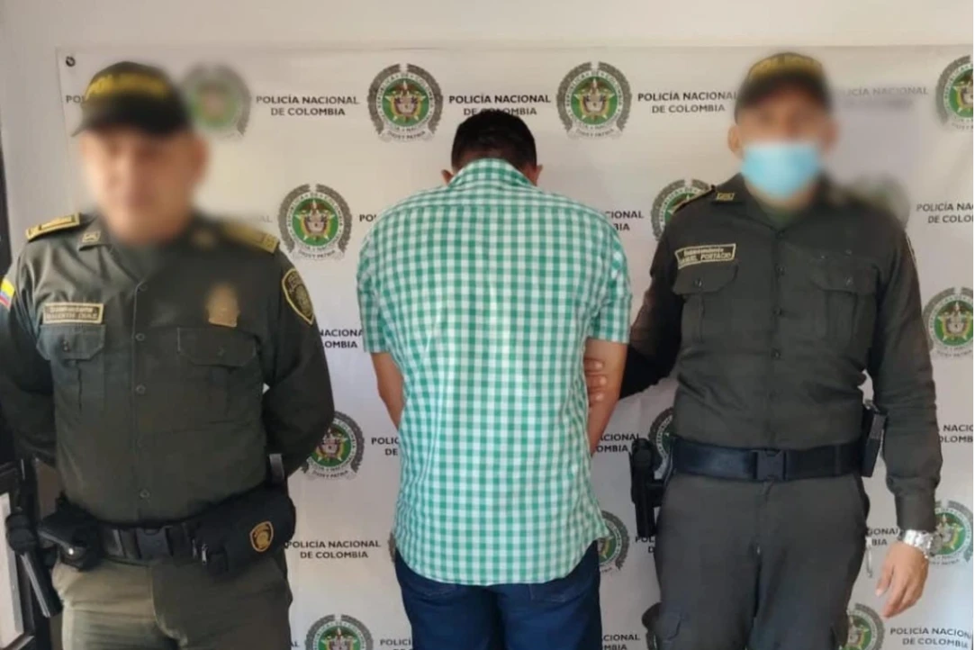 Tenía una orden captura vigente por el delito de hurto calificado y agravado
