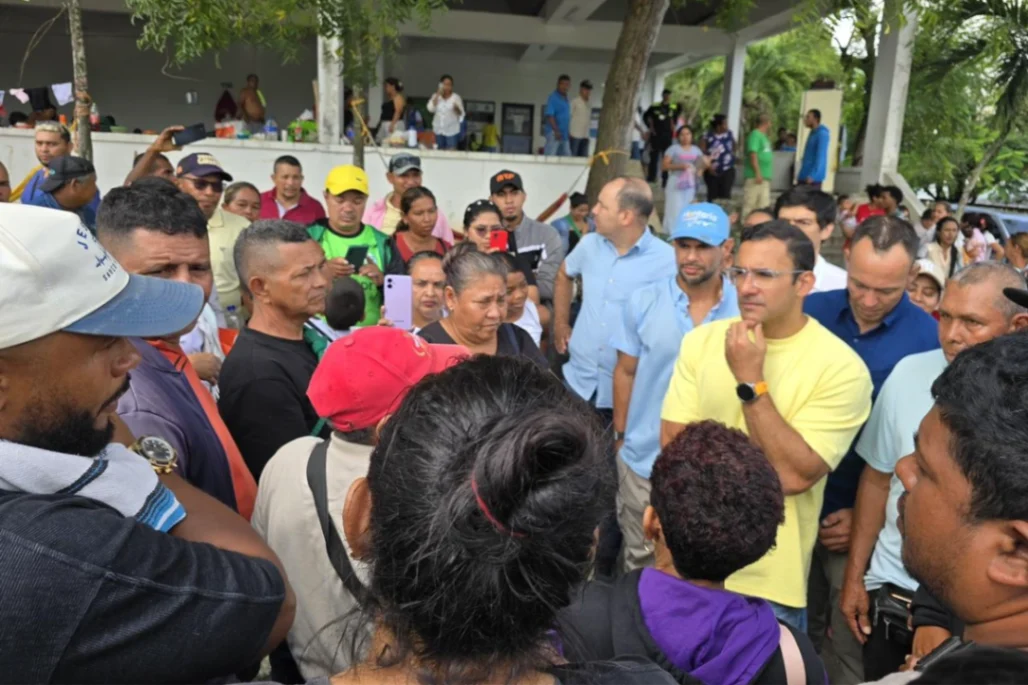 “Estamos aquí y no los vamos a dejar solos”: alcalde Kerguelén dialogó con personas alojadas temporalmente en el Coliseo