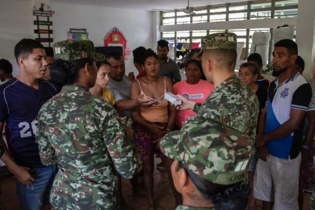 Ejército y aliados brindan atención médica a damnificados por ola invernal en Montería.