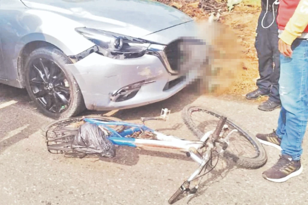 Iba en una bicicleta y lo atropellaron