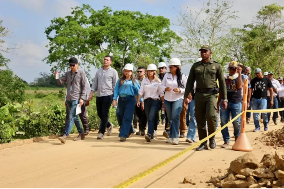 Ministra de Transporte fue a El Cauchal, escuchó y dio inicio a la obra