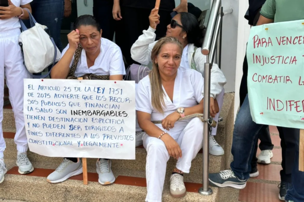 Trabajadores del Centro de Salud de Ovejas protestan frente al Palacio de Justicia de Corozal, para pedir el desembargo
