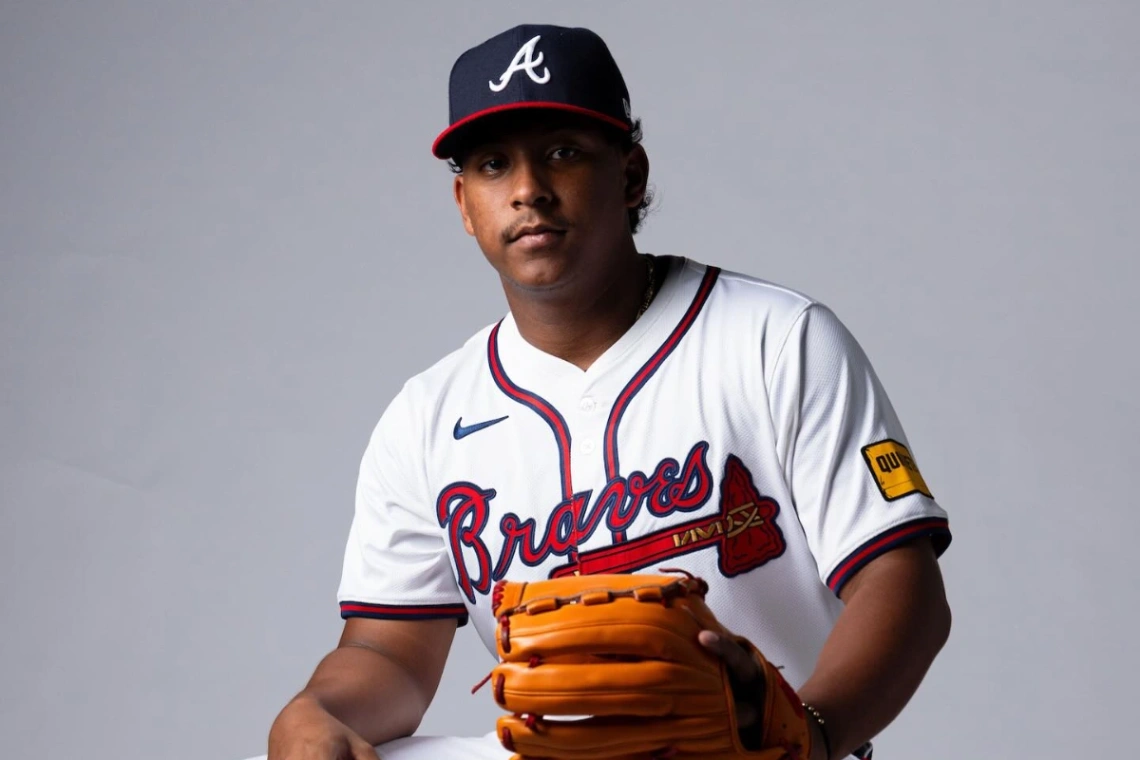 Didier Fuentes luce el uniforme de los Bravos de Atlanta