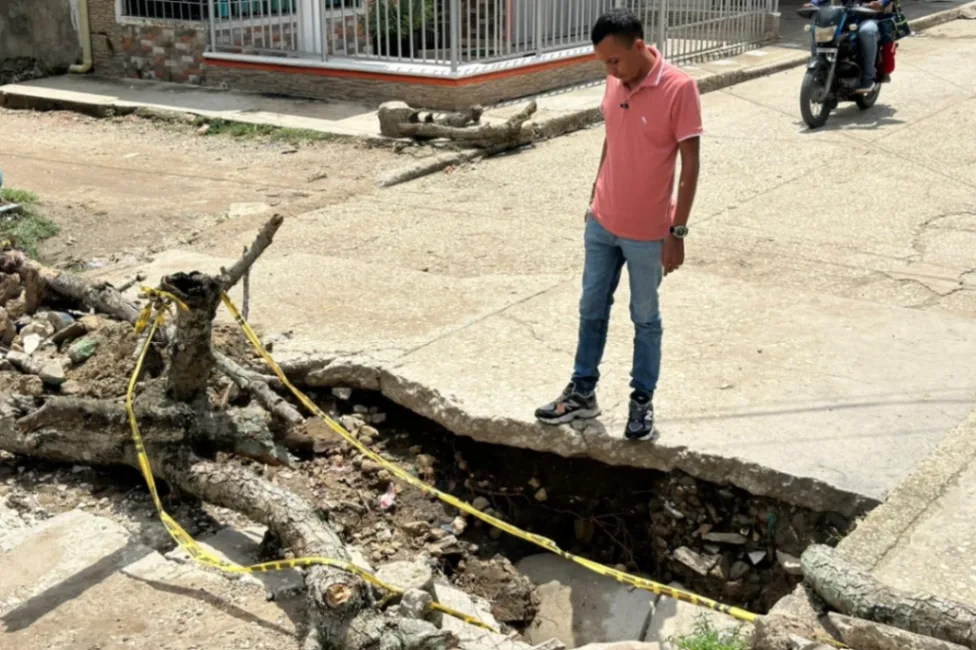 En Ciudadela Universitaria piden el arreglo de un puente que colapsó y que los tiene incomunicados