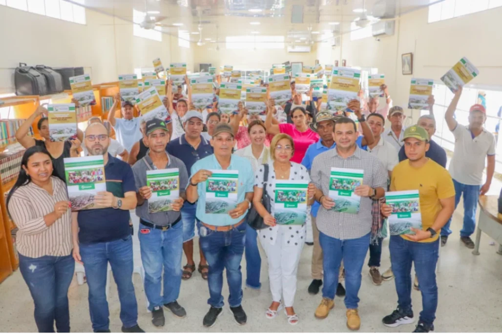 Familias en Guaranda reciben títulos de propiedad