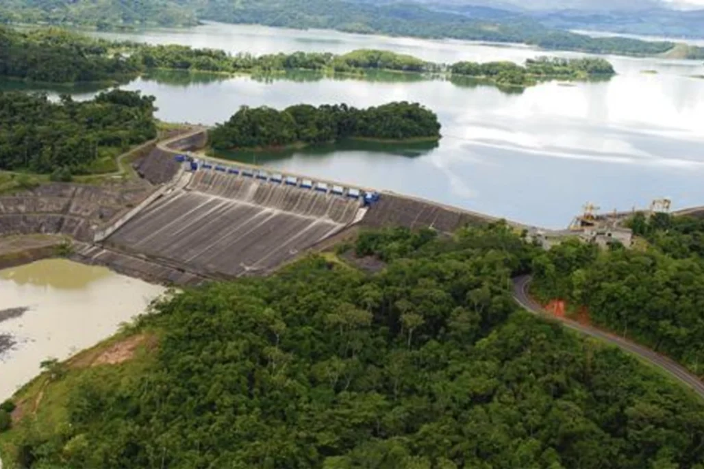 URRÁ reduce descargas del embalse al río Sinú tras disminución de lluvias