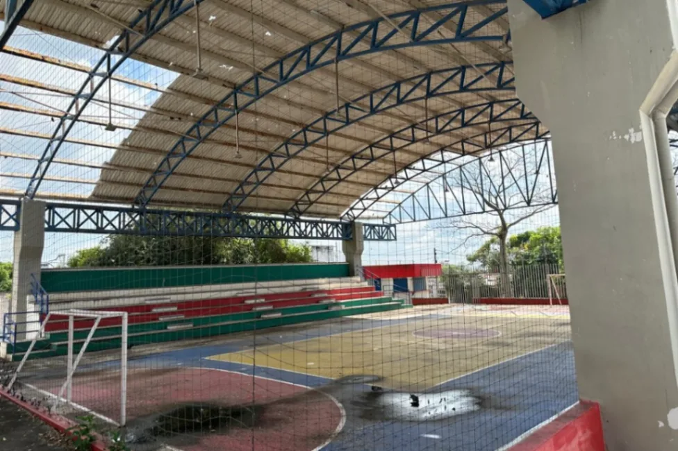 Un año cerrado y en abandono, así luce hoy el polideportivo del barrio España