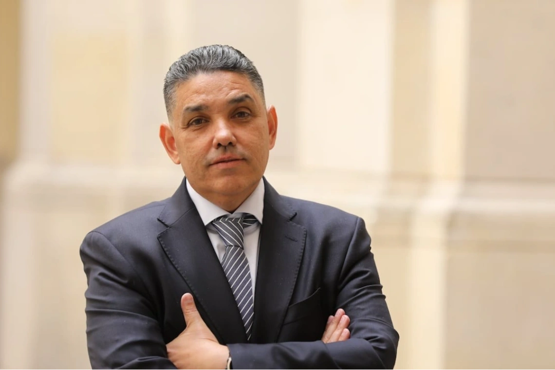 Secretario, escolta y candidato en líos