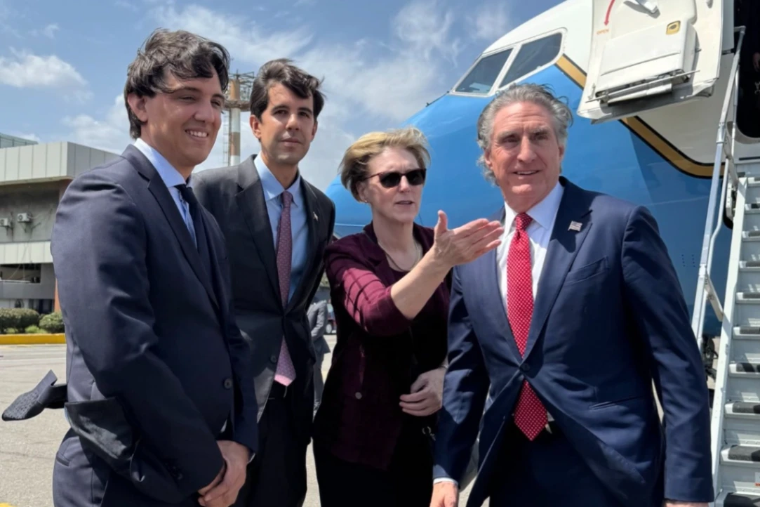 Secretario del Interior de EE. UU. llega a Caracas en visita oficial