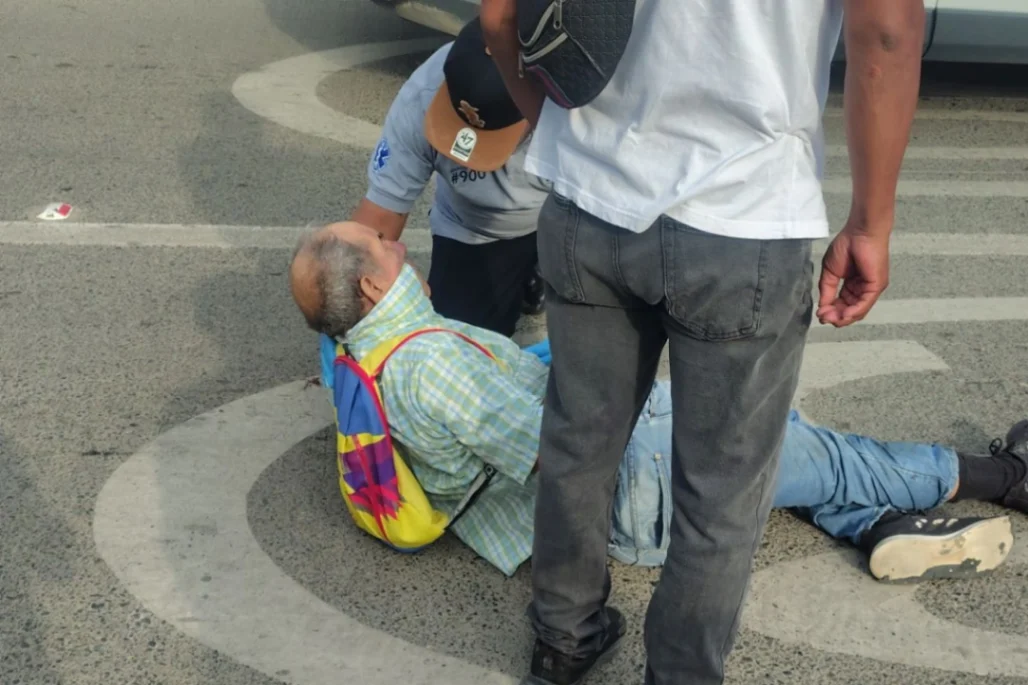 Motociclista arrolló a adulto mayor