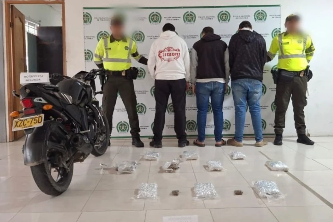 Se los cogieron con 10 paquetes que contenían marihuana