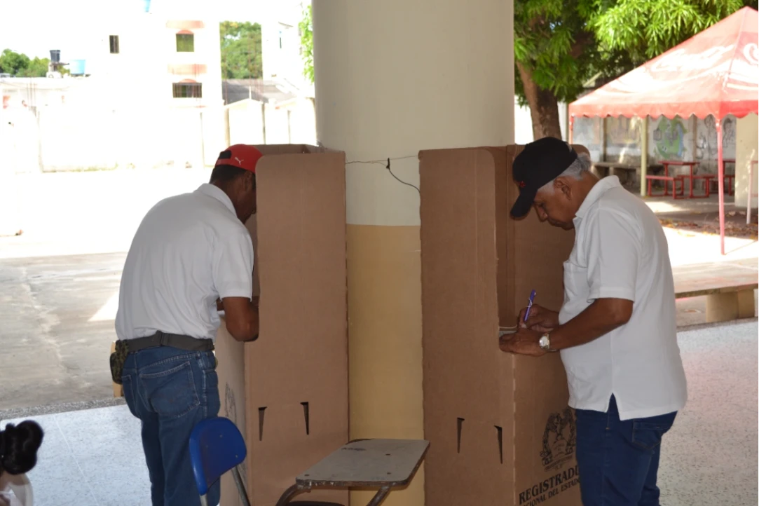 Candidatos esperan por los votos