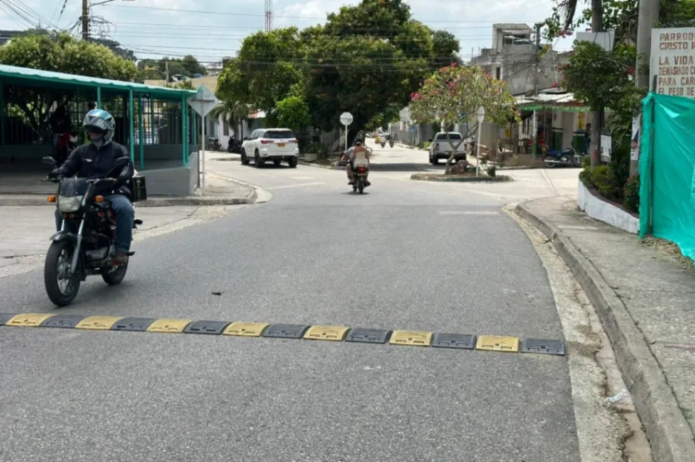 Instalan reductores de velocidad en puntos críticos de accidentalidad evidenciados por El Meridiano
