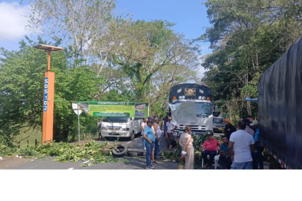 Conductores de la empresa Coointrasan, de San Onofre, mantienen bloqueada la vía San Onofre- Sincelejo