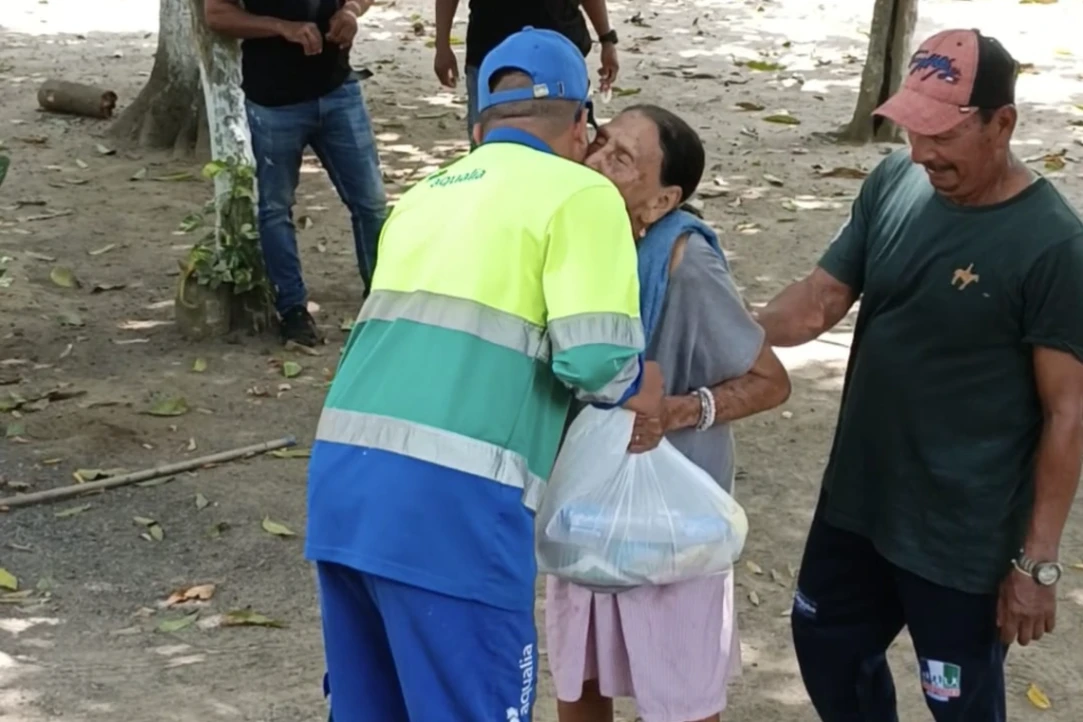 Aqualia entregó 130 kits de alimentos a familias damnificadas en Córdoba