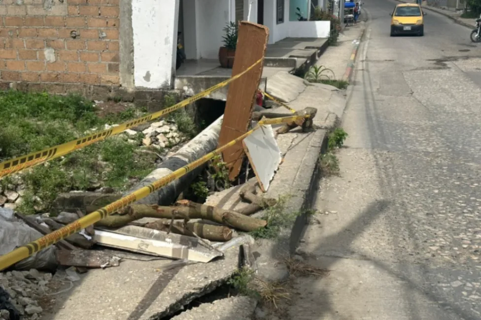 Andén colapsó en el barrio El Pinar y una joven resultó herida, comunidad pide soluciones