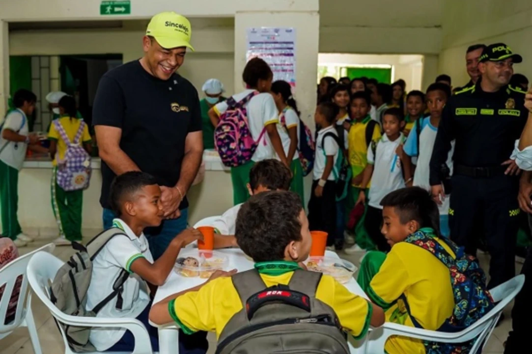 Alcalde Yahir Acuña visitó la Institución Educativa Rural La Peñata y verificó funcionamiento del PAE