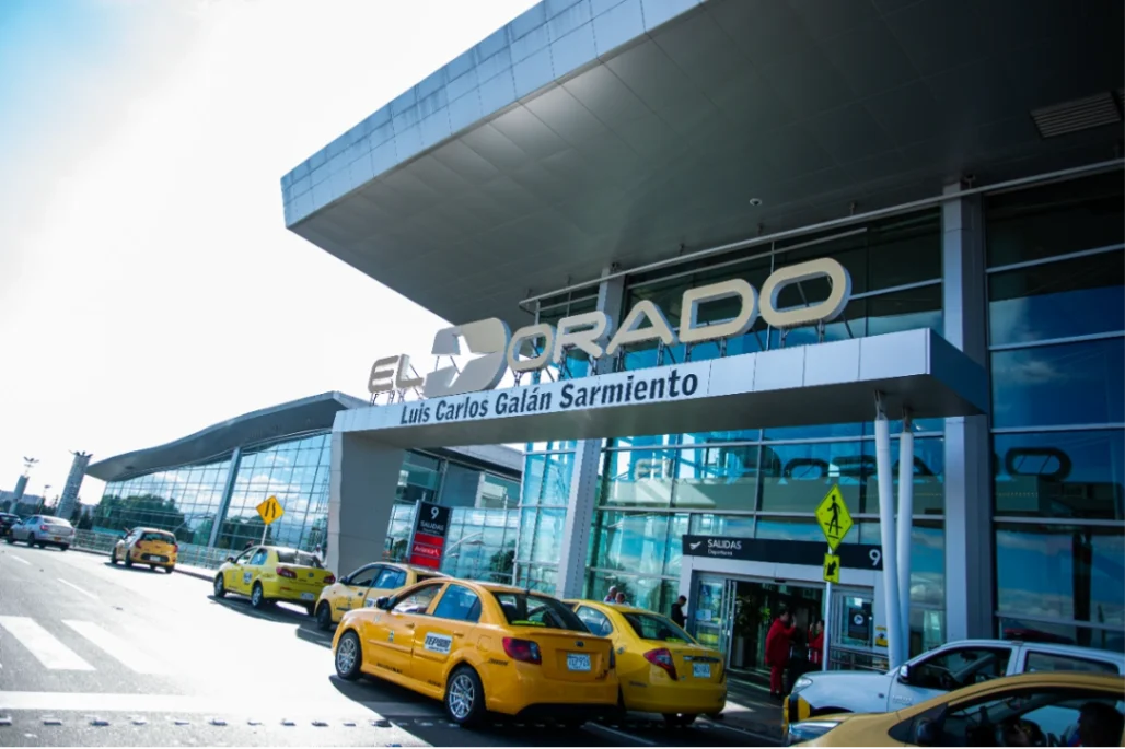 Ejército investiga helicóptero Black Hawk que cruzó pista en el aeropuerto internacional El Dorado