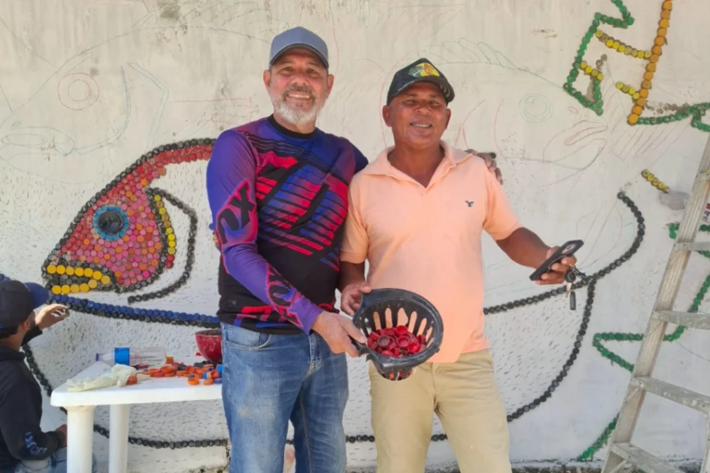 En Tolú impulsan la conciencia ambiental con un mural comunitario hecho de tapas plásticas