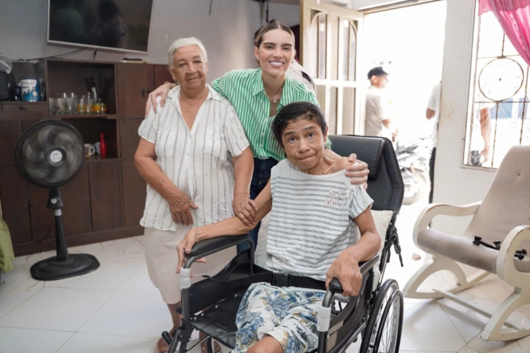 Primera dama, Sofía Méndez continúa llevando esperanza a hogares vulnerables con sillas de ruedas y apoyo