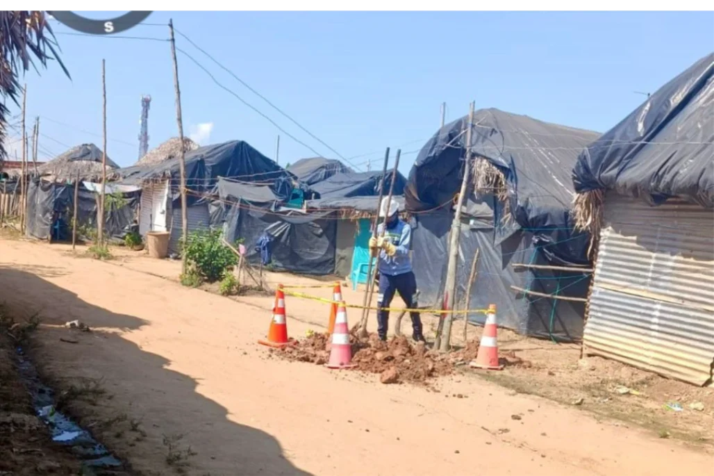Familias de la invasión Nuevo Oriente de Ayapel se benefician con la construcción de las redes eléctricas del sector