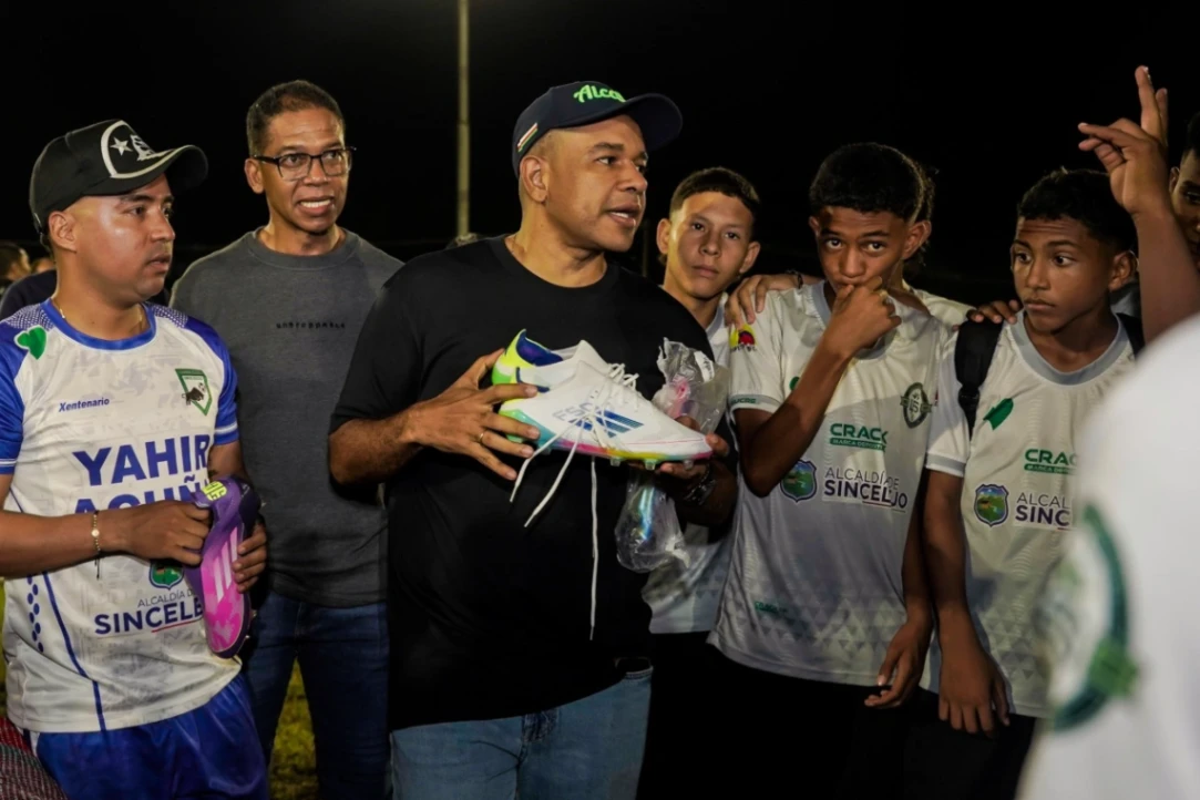 Alcalde Yahir Acuña entregó implementos deportivos a niños en el estadio Arturo Cumplido