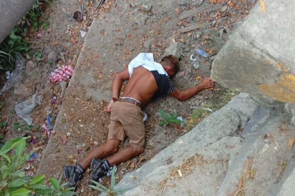 Habría perdido el equilibrio y sufrió una impactante caída que lo dejó herido