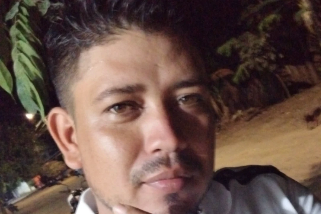 A enfermero lo busca su familia