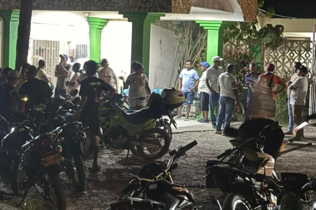 Atropelló a varios jóvenes y se fue sin auxiliar