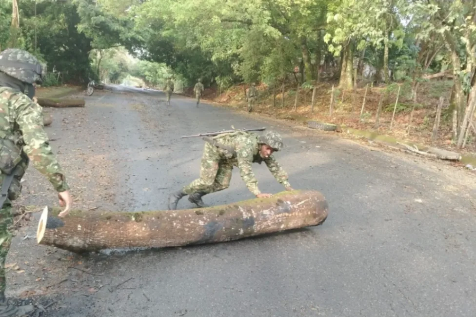 Habilitan vía que comunica a Antioquia con la región Caribe, tras 12 días de paro minero