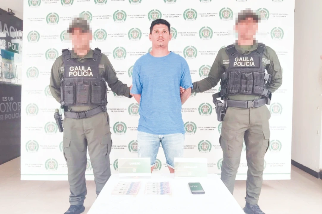 La estaría extorsionando para no publicar vídeos personales en redes