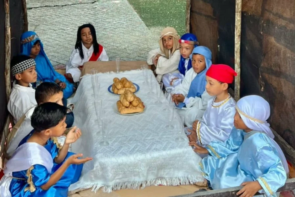 Estudiantes de Coveñas reviven la pasión de Cristo con emotiva puesta en escena