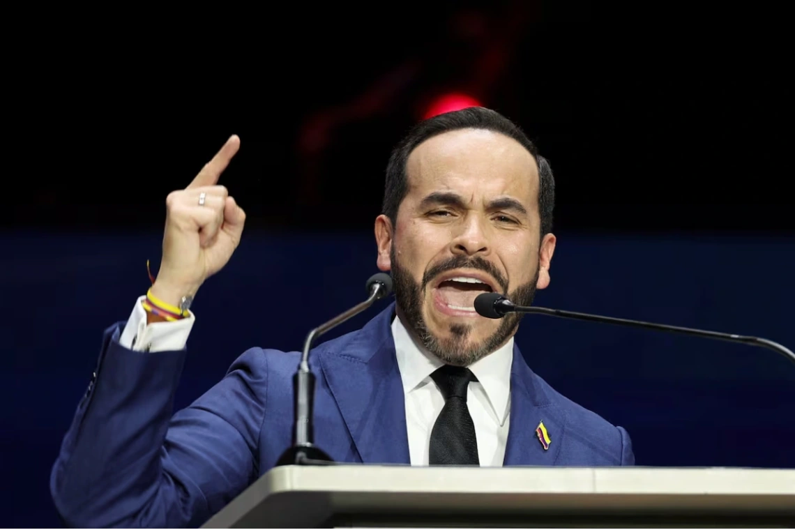 Abelardo De La Espriella cuestiona a Petro y Cepeda por suspensión de capturas en Medellín.