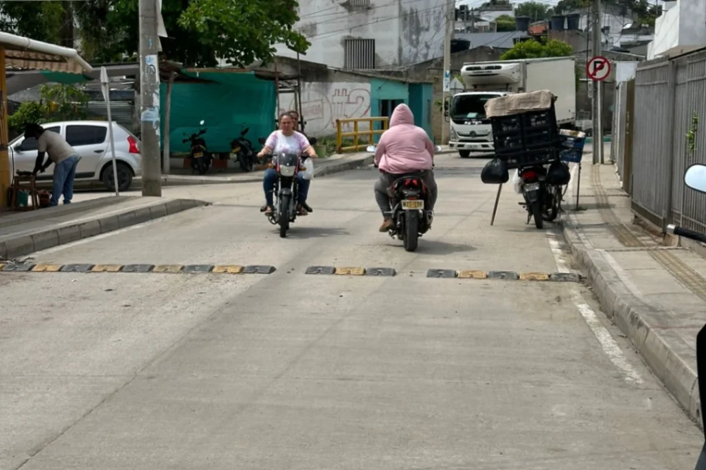 Reductores de velocidad presentan daños a pocas semanas de su instalación