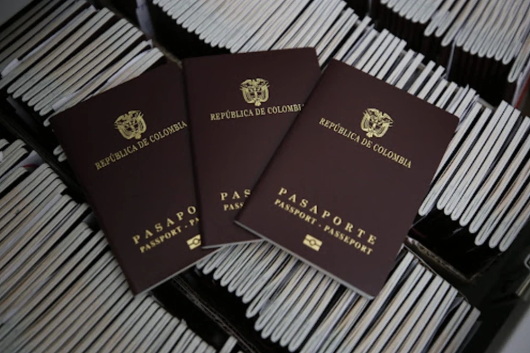 Caos en consulados de Colombia en el mundo tras caída del sistema de pasaportes
