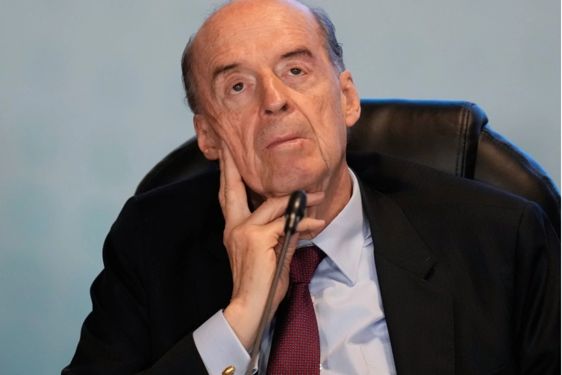 Caso de pasaportes, lo tiene sin salida
