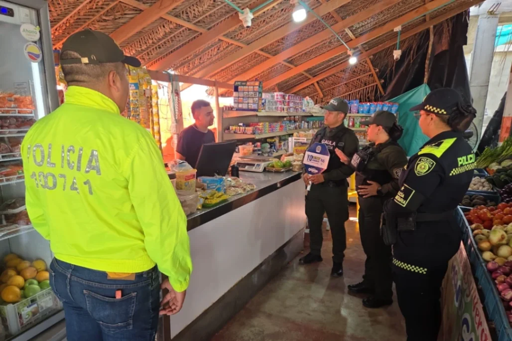 Policía adelanta campaña contra la extorsión en barrios de Montelíbano