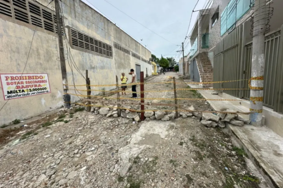 Habitantes de Las Mercedes bloquean calle para exigir su arreglo urgente