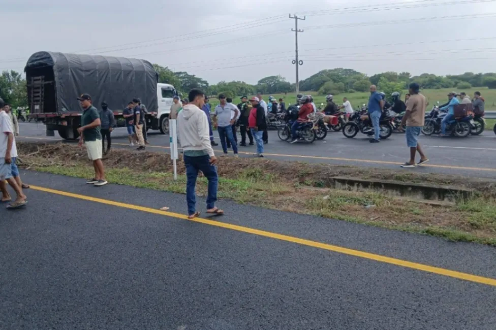 Bloqueos no dan tregua, levantan uno y anuncian otros