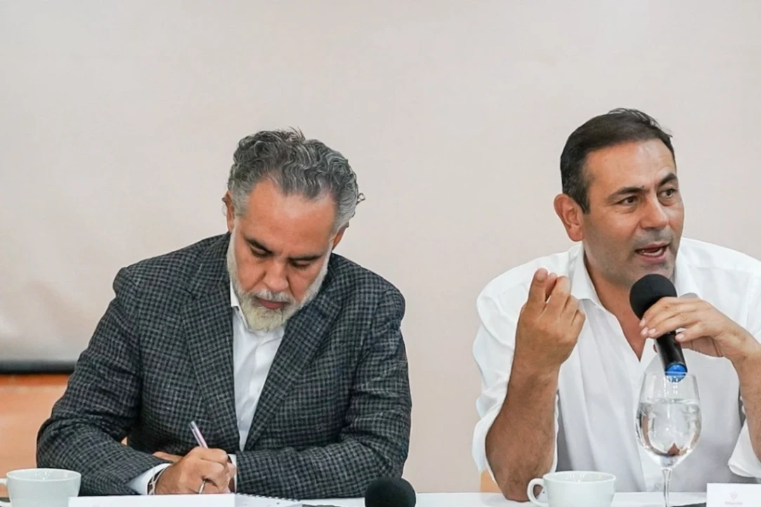 Firmaron acuerdo, pero quedaron las amenazas