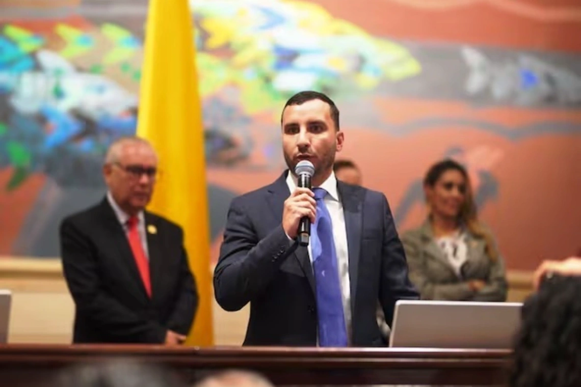 Partido Conservador sanciona a congresista por apoyar a Iván Cepeda