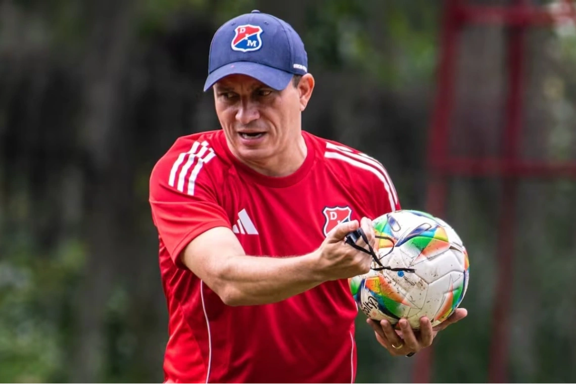 Independiente Medellín confirma la salida de Alejandro Restrepo tras casi dos años al frente del equipo