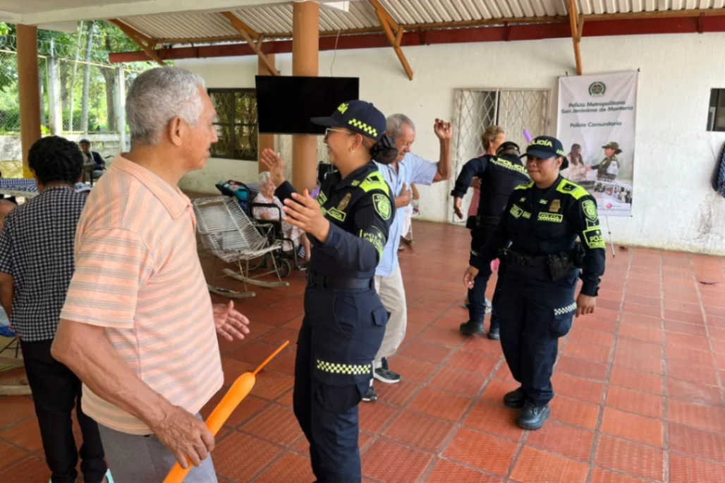 Canas de sabiduría y uniformes de esperanza, el día en que la Policía abrazó la historia en Cereté