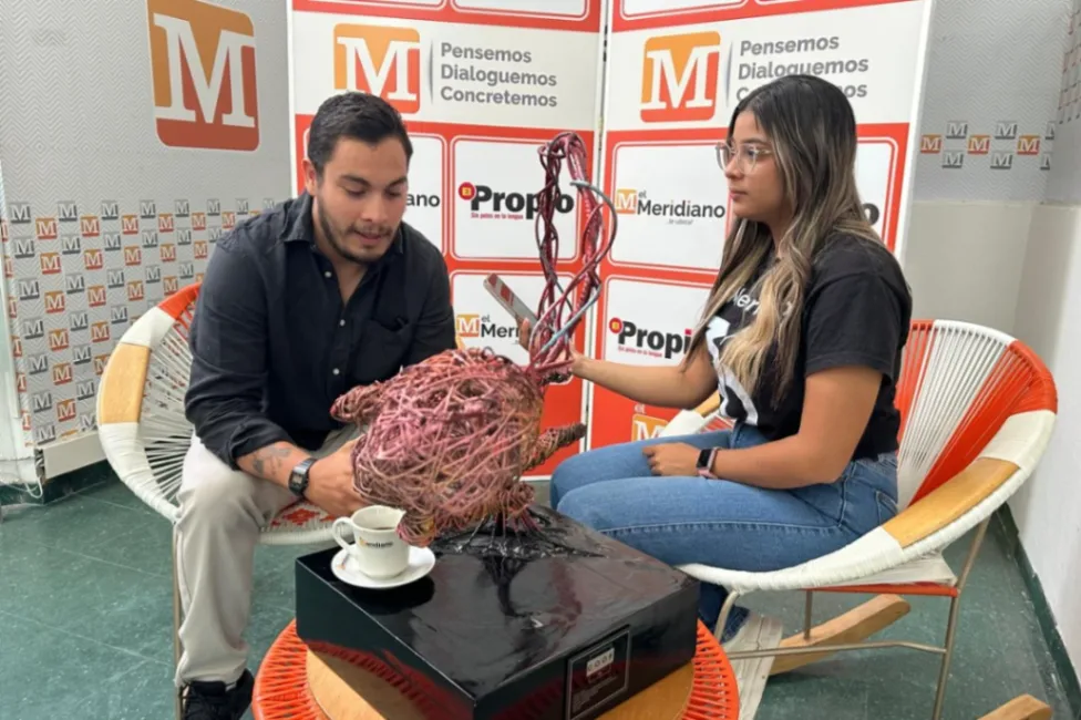 Arte en metal que cuestiona la vida: esculturas sobre la fragilidad humana