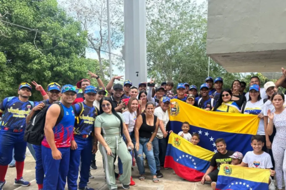 Venezolanos en Sincelejo celebraron la victoria de su equipo en el Mundial de Sóftbol Sub-23