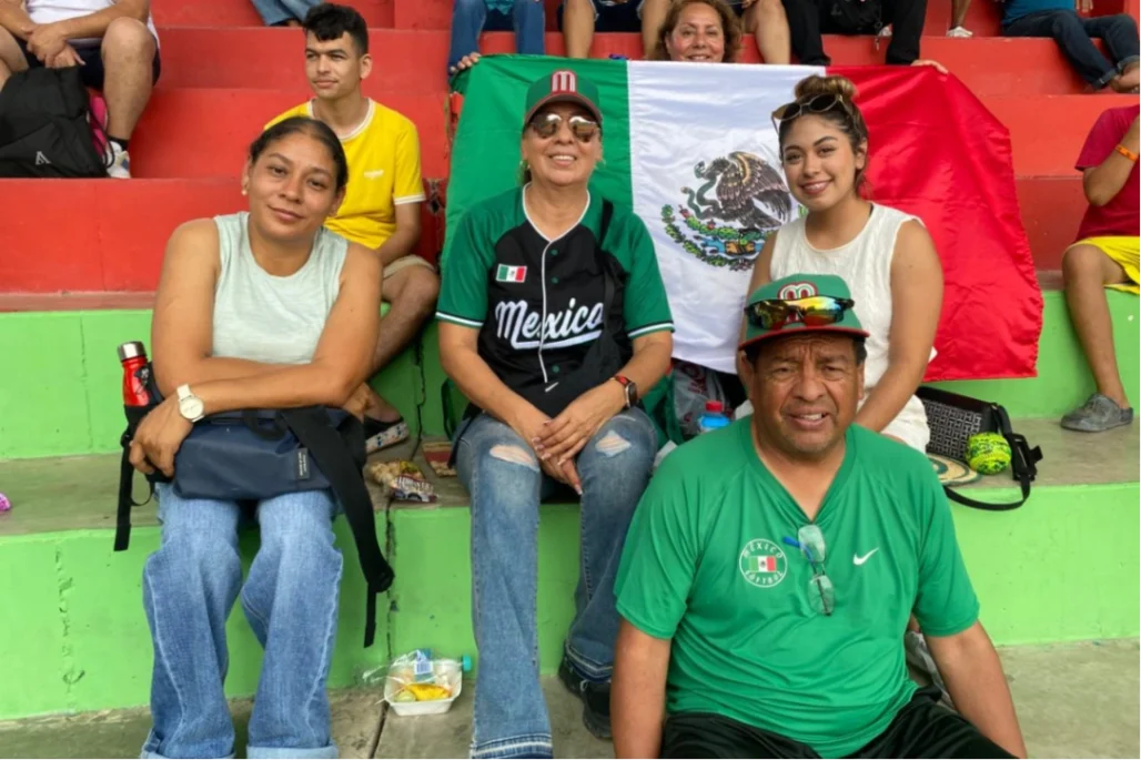 Los espectadores siguen llenando estadios en Sincelejo y también posan para la foto
