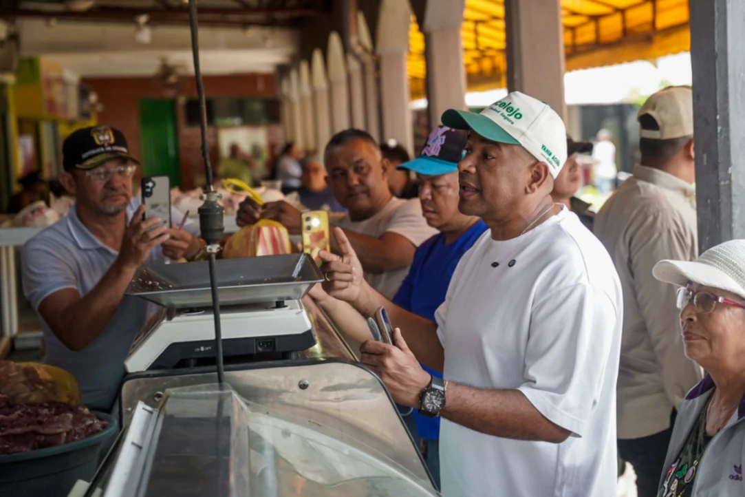 Alcalde Yahir Acuña entregó equipos a emprendedores en el Nuevo Mercado de Sincelejo