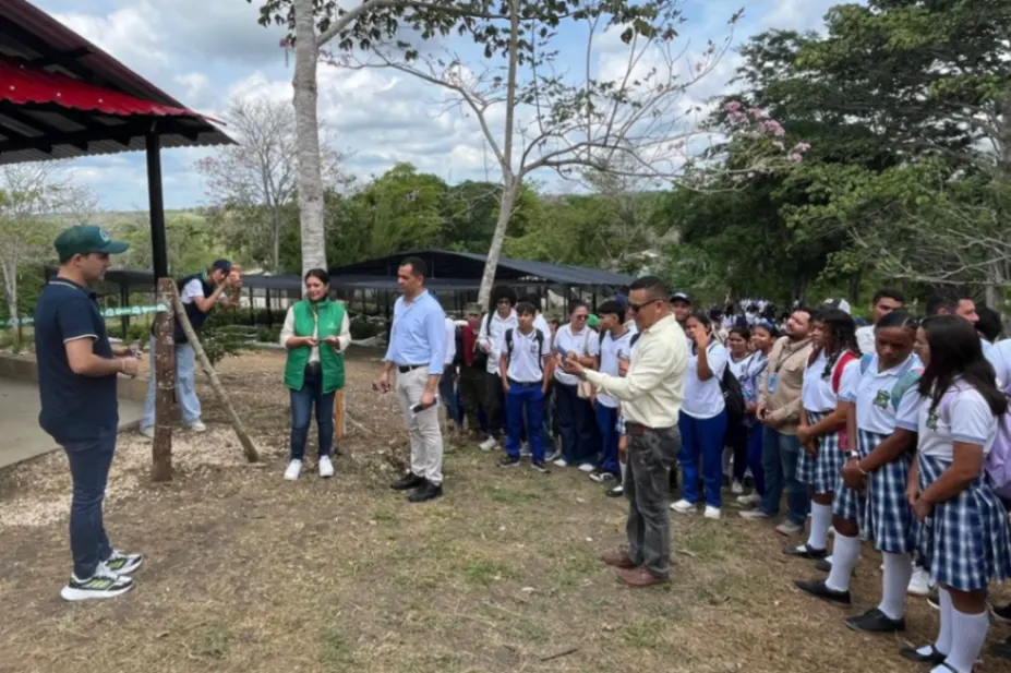 Carsucre entrega vivero y biodigestor a instituciones educativas en Sucre
