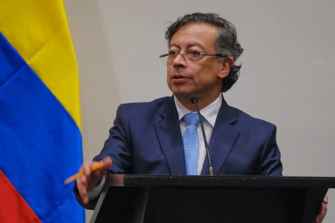 Petro presiona reformas anunciando que se aplique la ley de inasistencia